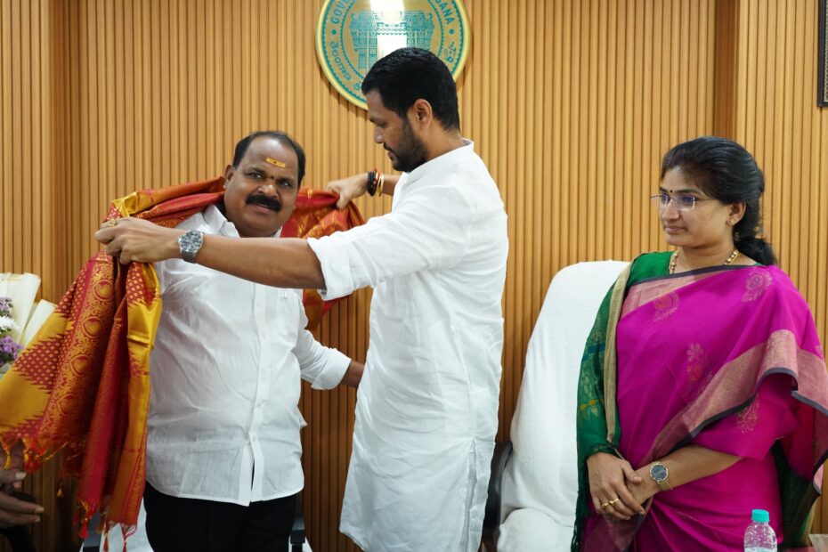 ఓబీసీ డిపార్ట్‌మెంట్ చైర్మన్ వీర్లపల్లి శంకర్ గారిని నూతి శ్రీకాంత్ గౌడ్ అభినందిస్తున్న ఫోటో