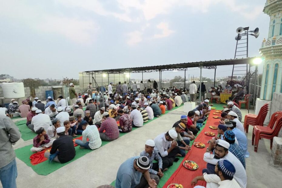 మల్లంపేట్‌లో ఇఫ్తార్ విందులో పాల్గొన్న శంభీపూర్ క్రిష్ణ మరియు నాయకులు