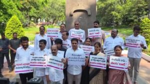 Telangana Politics : మంత్రి కొడుకు అరాచకం.. కోటి ఎకరాలపై సర్కార్ కన్ను.. కదిలిన కేటీఆర్ బృందం సంచలన ఆరోపణల వెనుక వాస్తవాలివే KTR and BRS MLAs protesting against Minister Ponguleti with placards