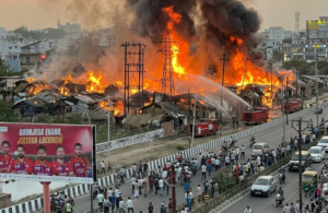 Massive fire in Lucknow Vikas Nagar slum.