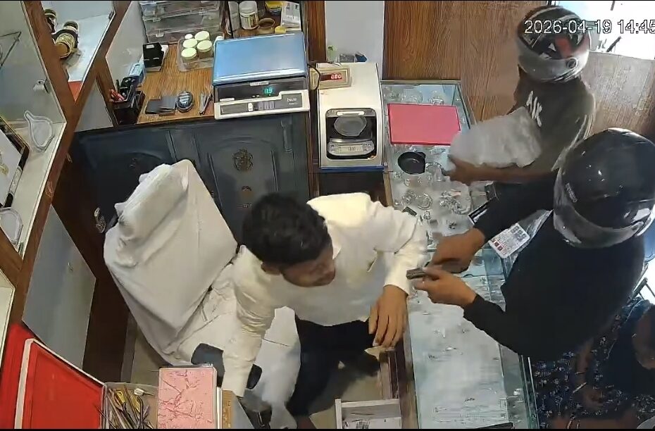 CCTV footage of gold heist in Patna jewellery shop.
