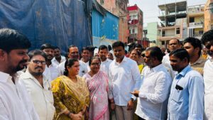 MLA KP Vivekanand : జనం మధ్యకు వెళ్లిన ఎమ్మెల్యే వివేకానంద్.. కాలనీలో ఏం జరిగిందంటే? MLA KP Vivekanand interacting with residents at Vambay House Colony.
