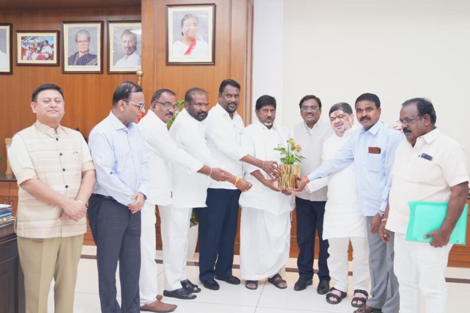TGSRTC JAC calls off strike after successful talks with Telangana government ministers