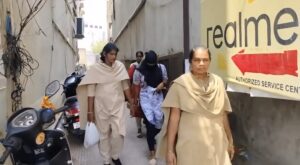 Mahabubnagar News : మహబూబ్నగర్ పట్టణ నడిబొడ్డున వ్యభిచార ముఠా గుట్టురట్టు.. అపార్ట్మెంట్పై పోలీసుల మెరుపు దాడి (video) Police raid on an apartment in Mahabubnagar.