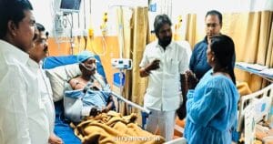 V Srinivas Goud : ఆసుపత్రిలో గీత కార్మికుడికి పరామర్శ... కాంగ్రెస్ ప్రభుత్వానికి మాజీ మంత్రి శ్రీనివాస్ గౌడ్ సీరియస్ వార్నింగ్ మాజీ మంత్రి వి. శ్రీనివాస్ గౌడ్ గీత కార్మికుడు సత్తయ్య గౌడ్ ను పరామర్శిస్తున్న దృశ్యం (V Srinivas Goud visiting injured toddy tapper)