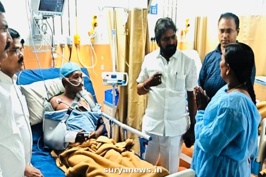 మాజీ మంత్రి వి. శ్రీనివాస్ గౌడ్ గీత కార్మికుడు సత్తయ్య గౌడ్ ను పరామర్శిస్తున్న దృశ్యం (V Srinivas Goud visiting injured toddy tapper)