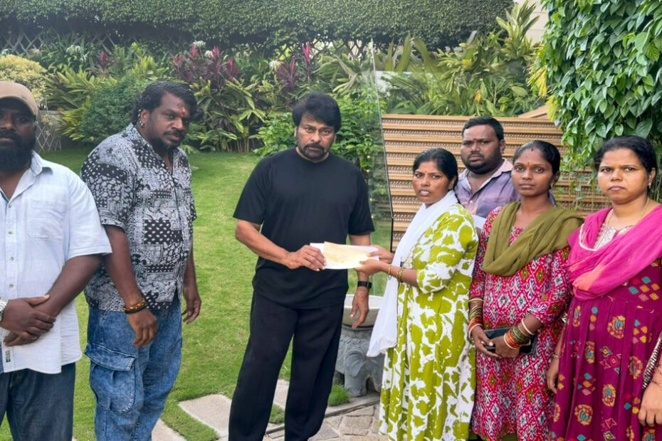 Megastar Chiranjeevi giving cheque to Gabbar Singh actor Ramesh family