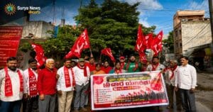 CPI leaders holding red flags and protesting against the central government in Jagadgirigutta (సిపిఐ ప్రచార యాత్ర).