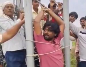 Jio Network Issue : సిగ్నల్ రావడం లేదని వినూత్న నిరసన.. టెలికాం ఉద్యోగిని ఏకంగా టవర్కే కట్టేసిన గ్రామస్తులు! Jio Network Issue
