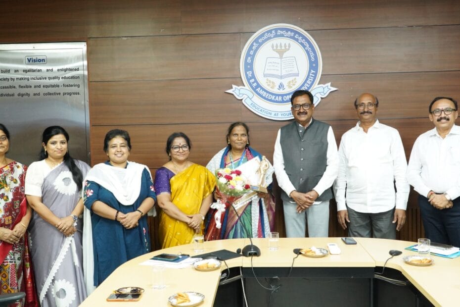 braou prof mary sunanda felicitated best teacher